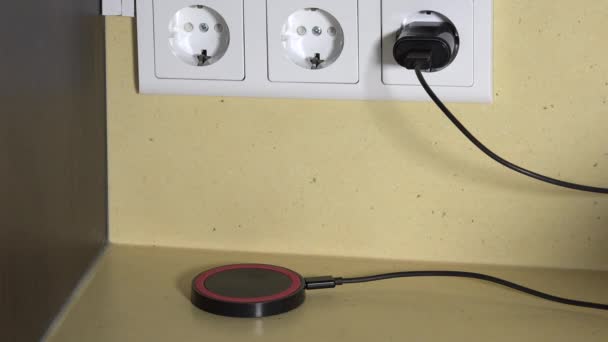 Αρσενική Χέρι Φόρτισης Έξυπνο Τηλέφωνο Ασύρματο Φορτιστή Ηλεκτρομαγνητική Closeup Πυροβόλησε — Αρχείο Βίντεο