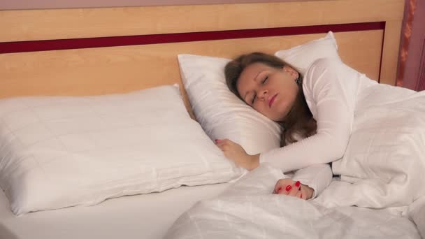 Мужчина муж руку положил цветы тюльпан на подушку рядом со спящей женщиной на кровать — стоковое видео
