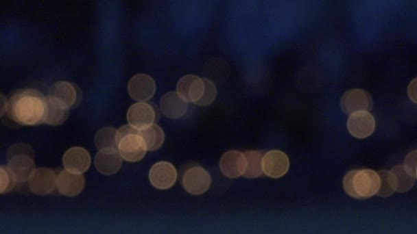 Abstrakt oskärpa bakgrund med ljus i mörkret. 4k — Stockvideo