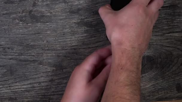Чоловічі руки прикріплюють смартфони до зарядних дротів — стокове відео