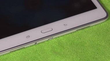 Kadın el beyaz mikro usb kabloyu akıllı tablet bilgisayara takmayı