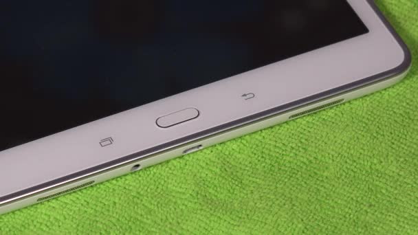 Femme main branchement câble micro USB blanc à l'ordinateur tablette intelligente 