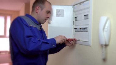 Devre kesici tamir elektrikçi closeup.