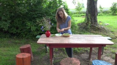 bahçıvan kadın eller kırmızı ahşap masa üzerinde taze yeşil bezelye kabuğu. 4k