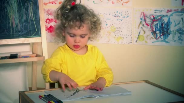 Забавна дитина розриває і кидає паперові шматочки в дитячий сад — стокове відео