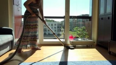 Elektrik süpürgesi hoover Oda pencerenin önünde olan hamile kadın