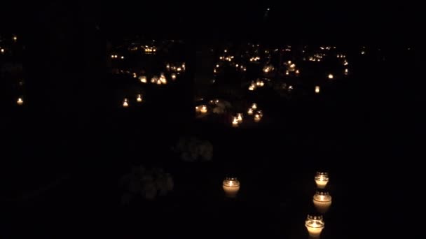 Много свечей на кладбище вообще мертвого дня ночью. Панорама. 4K — стоковое видео