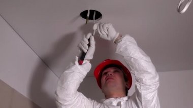 Elektrikçi adam ile yalıtım kaldırma kesici alet tavanda teller