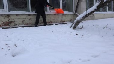 Kürekle kar pencere pervazına ve patika sera yakın dostum. 4k