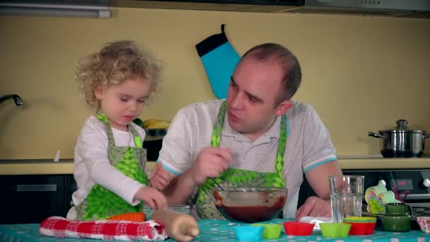 Pai homem com filha menina adicionar ingrediente a massa de bolo na cozinha — Vídeo de Stock