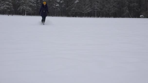 Mujer correr a través de nieve suelta invierno. Tiempo libre al aire libre. 4K — Vídeo de stock