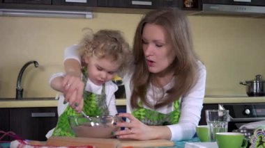 Çok güzel kızı mutfak fırında kek öğretim anne