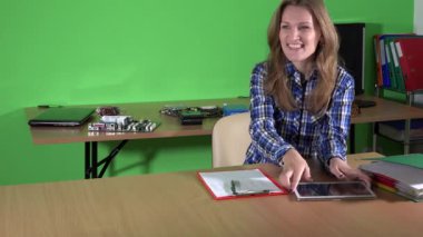 Kadın bilgisayar onarım uzmanı ve erkek müşteri ile kırık pc bilgisayar