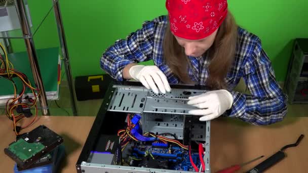 Professionelle Computerreparaturerin installiert RAM-Speicher auf Desktop-PC — Stockvideo