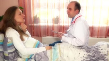Plastik cerrahi uzmanı adam danışın hastanede tablet bilgisayar kullanan kadın