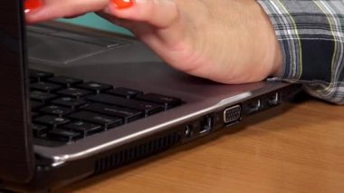 El dizüstü bilgisayara bağlama siyah Usb tel kablo. portre