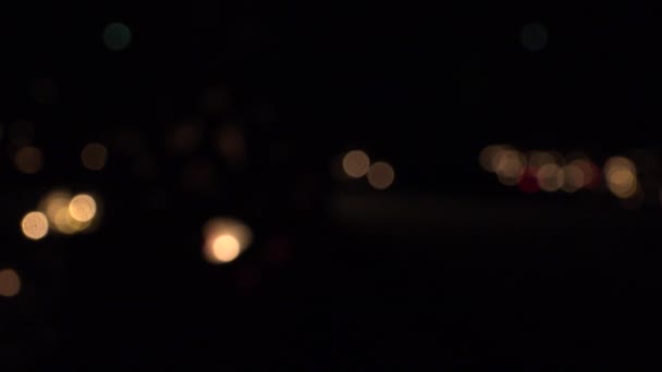 Zmiana ostrości grób w nocy świeci z płomienia świecy. 4k — Wideo stockowe