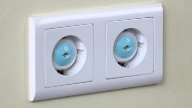 El elektrik prizine duvarda Emanet fişleri kaldırmak