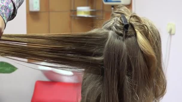 理发师做发型长发妇女在美容院。4k — 图库视频影像