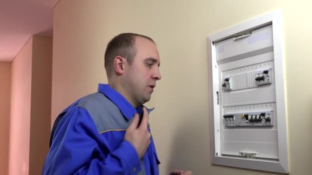 Zdůraznil amatérský elektrikář muž konzultace s kolegy specialista na chytrý telefon — Stock video