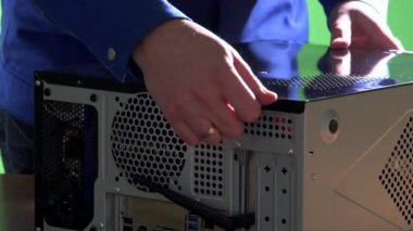 teknisyen eller masaüstü pc case kapağını açın. Bilgisayar onarım kavramı