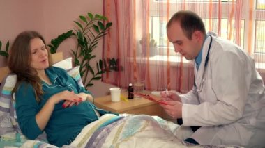 Doktor hamile kadın hasta klasör belgeyi imzala ve el sıkışma notlar yapmak