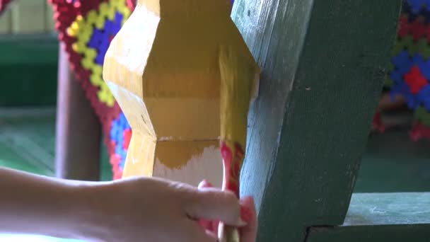 Gros plan des mains avec peinture au pinceau en bois colonne poteau décoration. 4K 