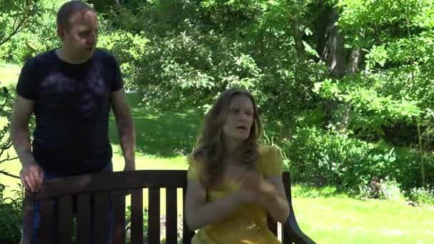 Ondanks de man schreeuwen op apathisch ontrouwe vrouw Golf opzij hand. 4k — Stockvideo
