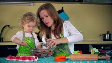 Anne ve kızı mutfakta hazırlayın. Kadın ve çocuk pasta