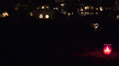 mezarlık geceleri renkli mumlar ile dekore edilmiştir. Odak değiştir. 4k