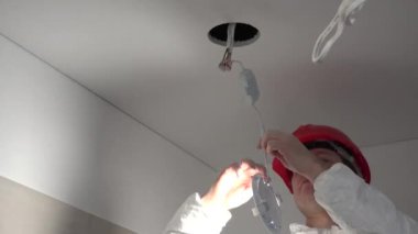 Yetenekli elektrikçi adam yüklemek modern led ışık tavan deliğe
