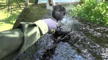 Eldiven ile çalışan el ahşap tekne altta Sıcak erimiş katran dök. 4k