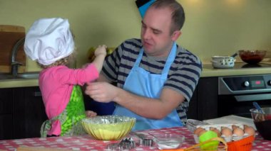 sevimli küçük kızını mutlu yakışıklı babası ile un burnuna, un karıştırma koymak