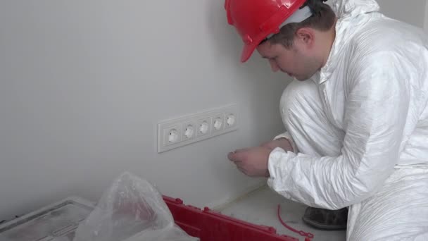 Salida de enchufe de pared de montaje hombre profesional en nuevo apartamento de edificio de casa plana — Vídeos de Stock