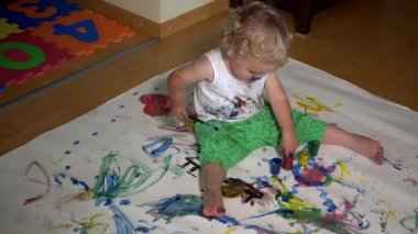 Komik yürümeye başlayan çocuk kıyafetlerinde renkli yüz boyama ile