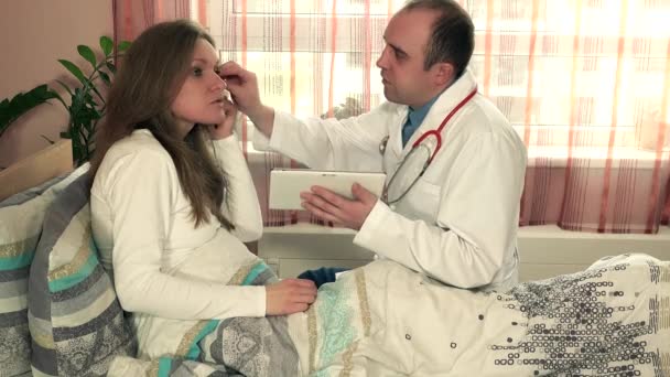 整形外科とのハンド シェークの女性患者準備と男性医師 — ストック動画