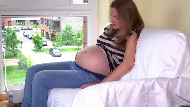 Liefdevolle toekomstige moeder wachten op nieuwe familielid geboorte. Vrouw negende maand van de zwangerschap — Stockvideo