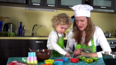 Kek bardak dekorasyon çok güzel çocuk. Küçük Yardımcısı kız annesi ile