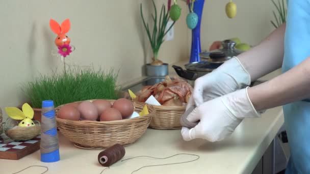 Mujer mano preparar huevos de Pascua teñidos con cebolla cocina cáscara. 4K — Vídeo de stock