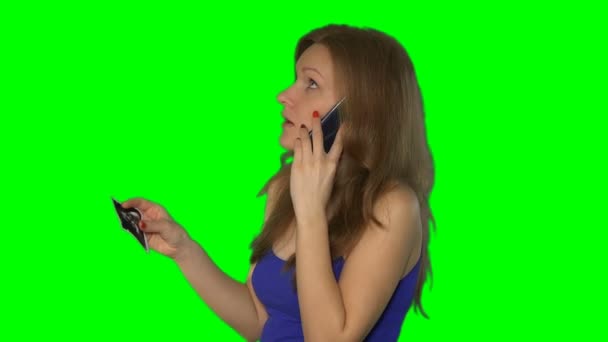 Mujer emocional preocupada hablando teléfono celular mientras sostiene ultrasonido escanear foto — Vídeo de stock