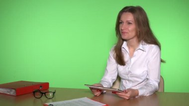 tablet bilgisayar iş toplantı kavram olan kız. Beyaz kadın