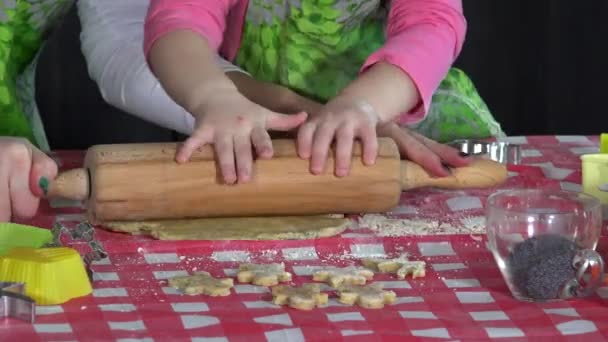 Kleines Mütterhelfermädchen hilft, Teigteig auf Küchentisch zu rollen — Stockvideo