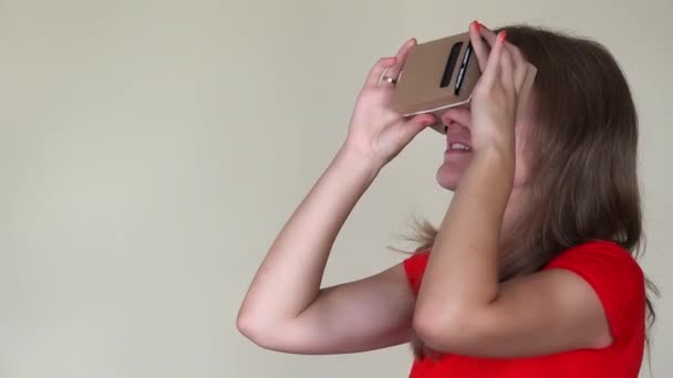 Emotionale Mädchen Bekommen Angst Vor Dem Blick Aus Virtual Reality — Stockvideo