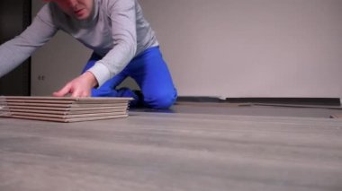 Profesyonel çalışanları ahşap meşe döşeme tahtaları yeni oda katta laminat