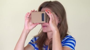 Sanal gerçeklik VR gözlük kullanarak sürpriz güzel kadın.