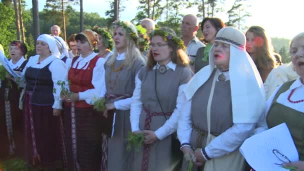 全国の服を着た女性グループと観客が民謡を歌う — ストック動画