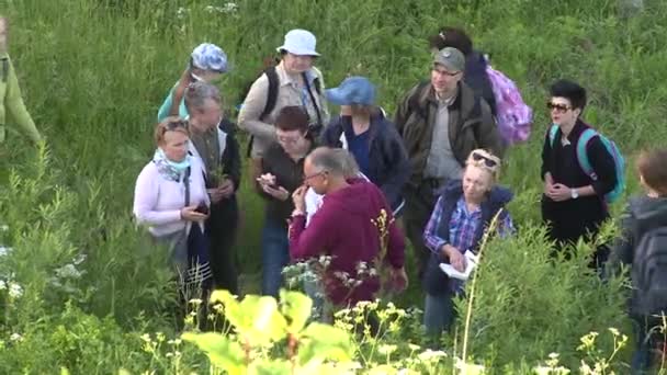 Mensen excursie in botanische tuin — Stockvideo