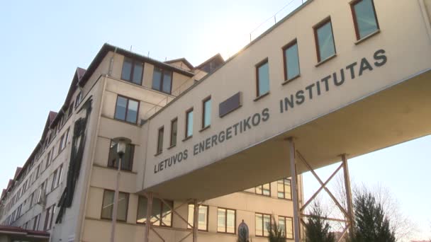 Edificio dell'Istituto lituano dell'energia — Video Stock