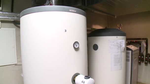 現代の受動住宅ボイラー室でのヒートポンプと換気システム — ストック動画
