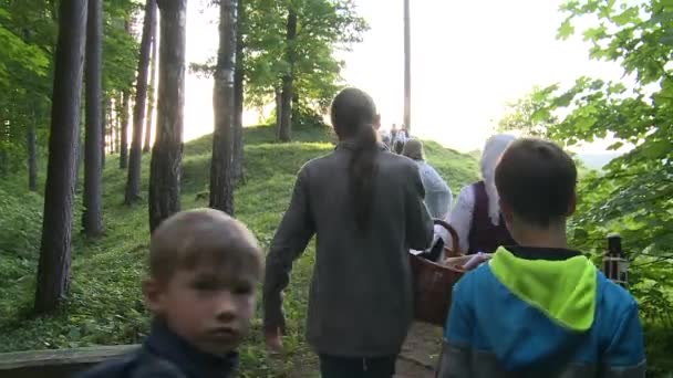 Pessoas com crianças sobem ao monte para celebrar o dia de férias de verão — Vídeo de Stock